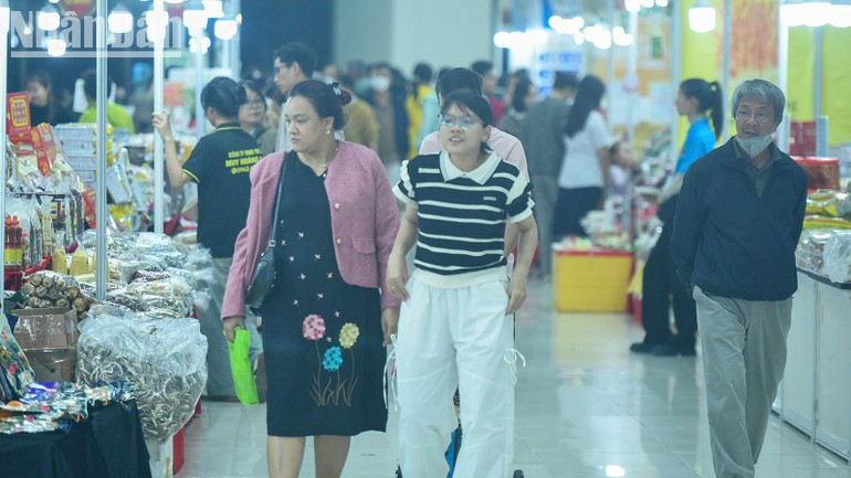 Aller au marché du Têt pour privilégier les produits vietnamiens à Da Nang