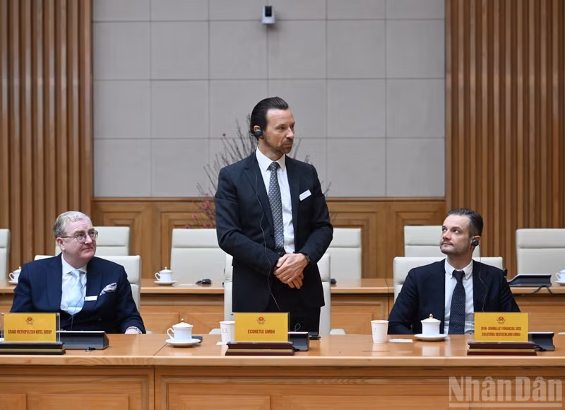 Un représentant de la direction d’une entreprise suisse s’exprime lors de la rencontre.