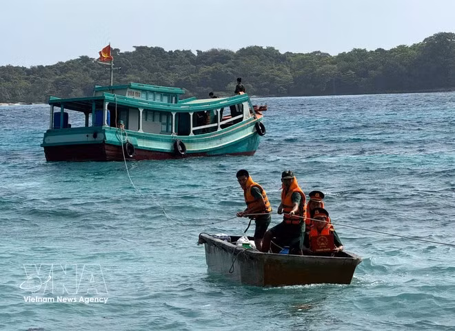 L’équipe électorale n°5 apporte une urne mobile sur l’île de Hon Tu afin de permettre aux cadres et soldats de voter. Photo : VNA.