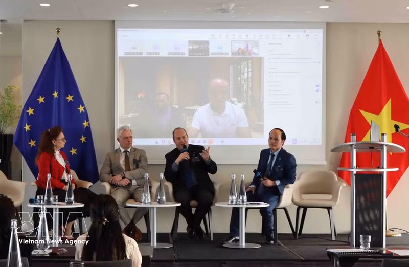Débats lors du séminaire. Photo : VNA.
