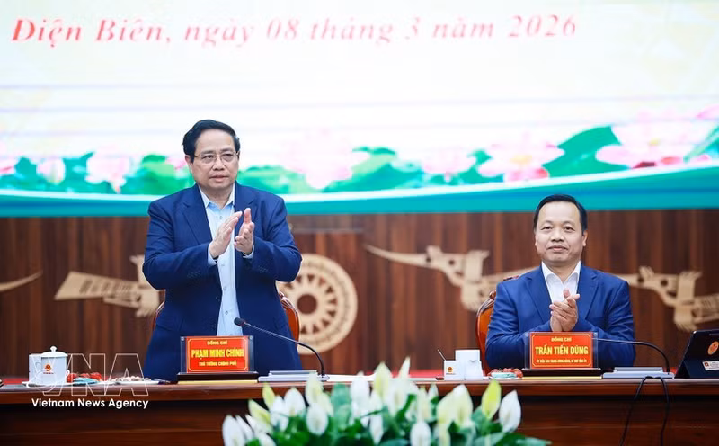 Le Premier ministre Pham Minh Chinh (debout) lors de la séance de travail avec les autorités de Dien Bien. Photo : VNA.