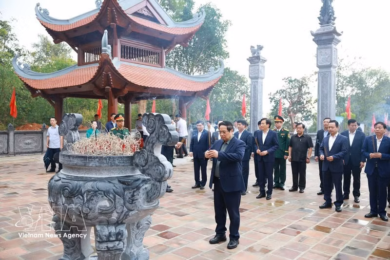 Le PM Pham Minh Chinh rend hommage au Président Ho Chi Minh et aux martyrs de Dien Bien Phu