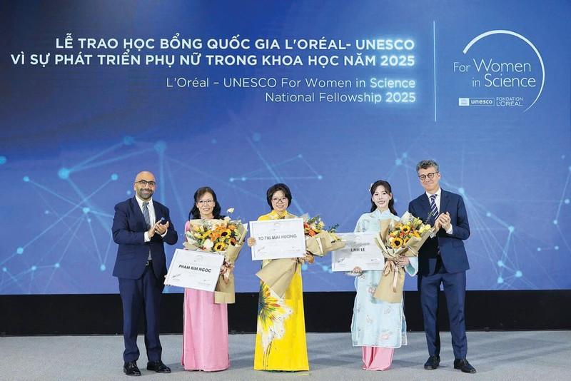 Tô Thi Mai Huong (centre), lauréate du Prix L’Oréal-UNESCO pour les progrès des femmes en matière de sciences 2025. Photo : CTV/CVN