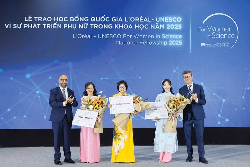 Tô Thi Mai Huong (centre), lauréate du Prix L’Oréal-UNESCO pour les progrès des femmes en matière de sciences 2025. Photo : CTV/CVN