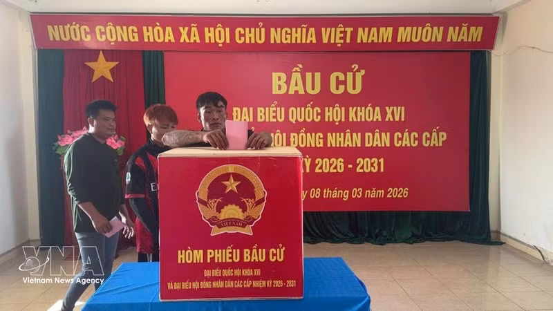 Des pêcheurs votent au bureau de vote de Da Le, dans la zone spéciale de Truong Sa, province de Khanh Hoa, au Centre du Vietnam. Photo : VNA.