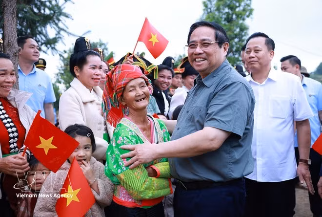 Le Premier ministre Pham Minh Chinh en compagnie de membres de minorités ethniques de la commune de Phu Nhi, province de Dien Bien. Photo : VNA.