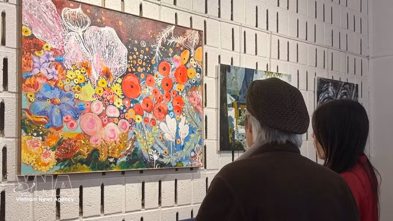 Des visiteurs à l'exposition. Photo : VNA