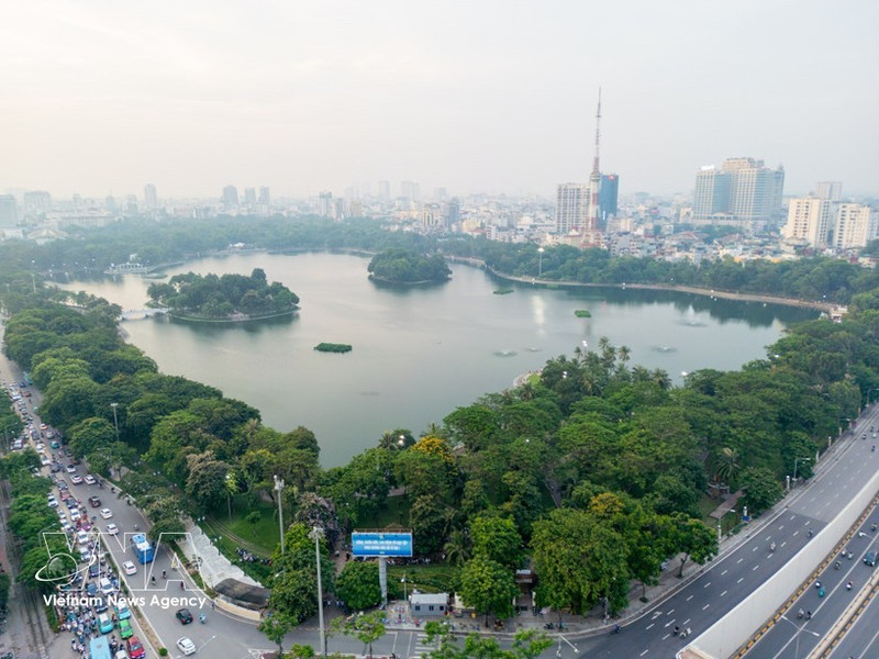 Les espaces verts du parc Thong Nhat à Hanoi, capitale vietnamienne, contribuent à purifier et à réguler le climat et à préserver le rythme naturel de la ville. Photo : VNA.