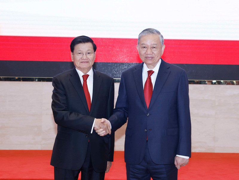 To Lam et Thongloun Sisoulith coprésident la Conférence annonçant les résultats du XIVᵉ Congrès national du Parti communiste du Vietnam