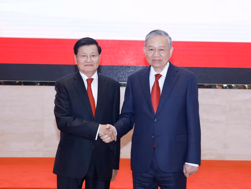 To Lam et Thongloun Sisoulith coprésident la Conférence annonçant les résultats du XIVᵉ Congrès national du Parti communiste du Vietnam