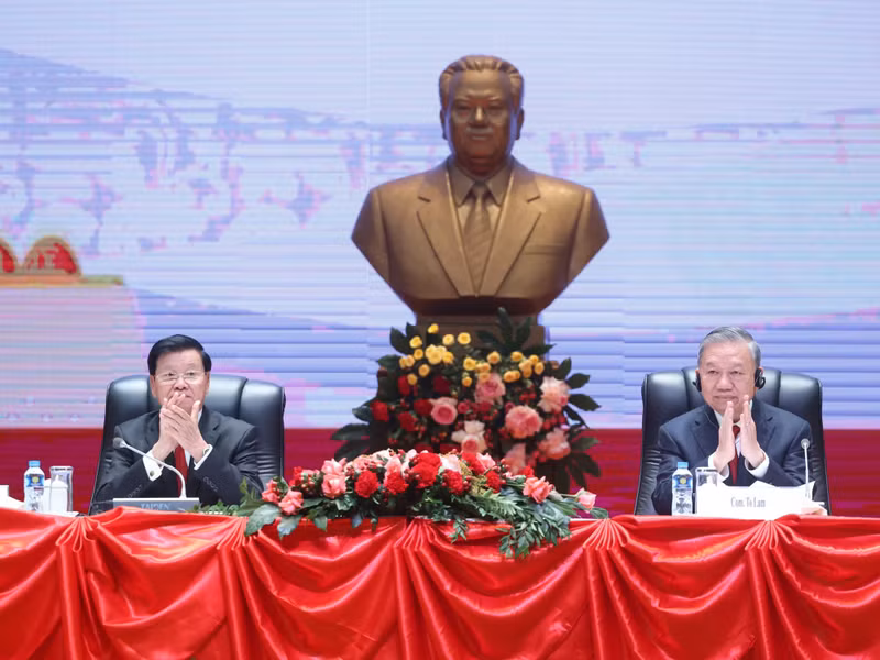 Le Secrétaire général To Lam et le Secrétaire général, Président de la République démocratique populaire lao, Thongloun Sisoulith, assistent à la Conférence d’information sur les résultats du XIVᵉ Congrès national des délégués du Parti communiste du Vietnam. (Photo : Thong Nhat/TTXVN)