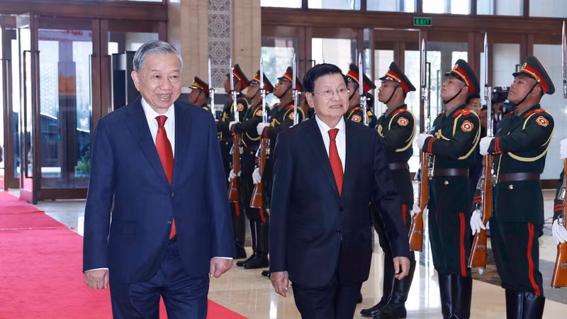 Le Secrétaire général To Lam et le Secrétaire général, Président de la République démocratique populaire lao, Thongloun Sisoulith, assistent à la Conférence d’information sur les résultats du XIVᵉ Congrès national des délégués du Parti communiste du Vietnam. (Photo : Thong Nhat/TTXVN)