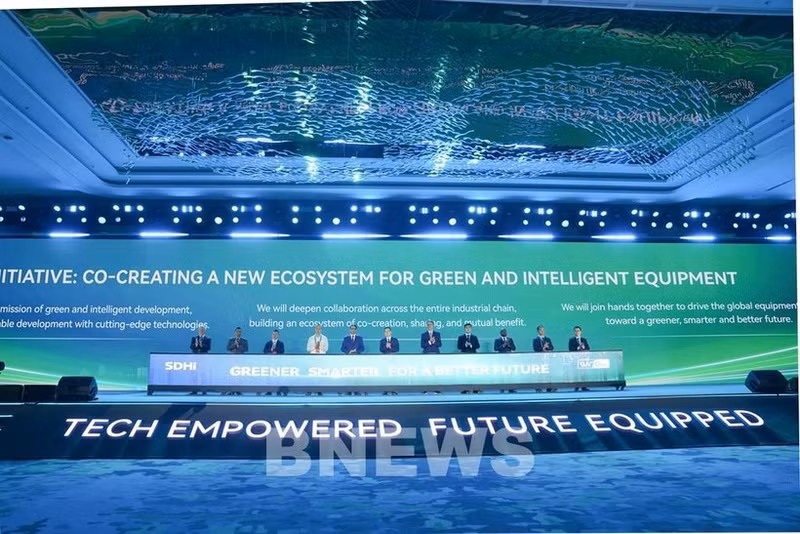 Les représentants du groupe, aux côtés de leurs partenaires internationaux, lancent l'Initiative de co-construction d'un nouvel écosystème pour l'industrie des équipements verts et intelligents. Photo: VNA
