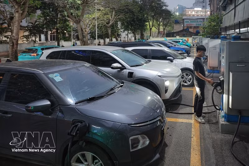 VETC, filiale de Tasco, a annoncé avoir connecté plus de 350 bornes de recharge à travers le pays. Photo : VNA.