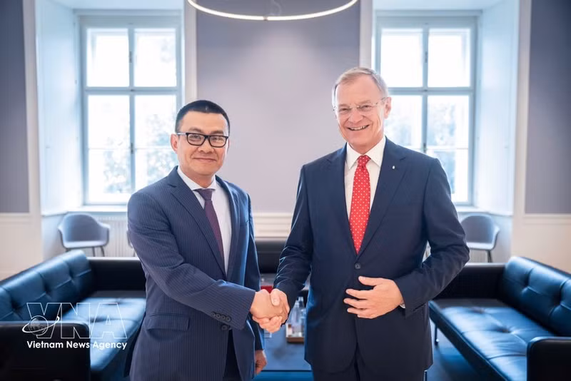 L’ambassadeur du Vietnam en Autriche, Vu Lê Thai Hoang (gauche), et le gouverneur Thomas Stelzer. Photo: VNA
