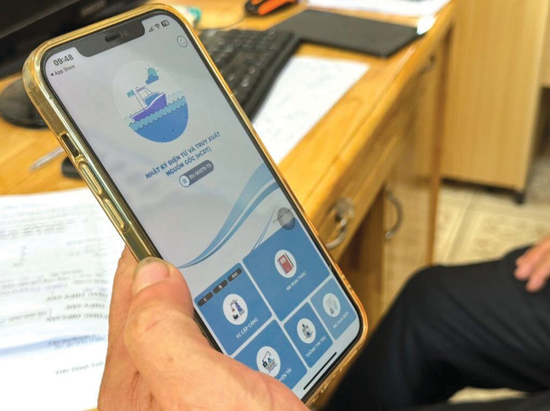 Application eCDT installée sur un smartphone pour la déclaration de l’origine des produits halieutiques.