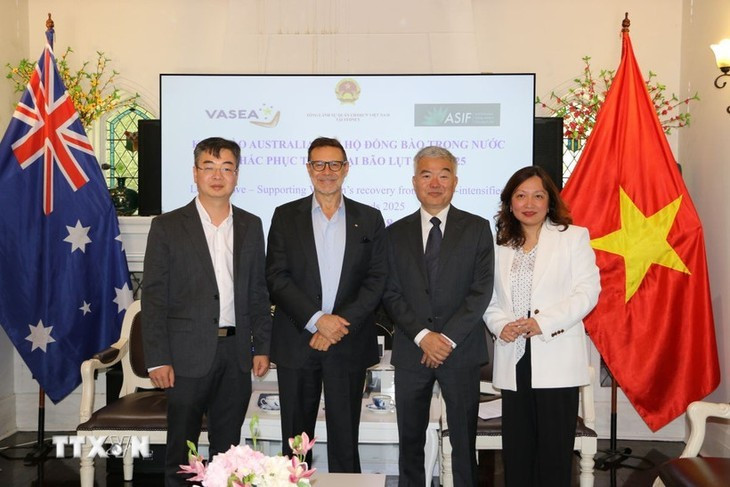 M. Andrew Goledzinowski (deuxième à partir de la gauche), ancien ambassadeur d'Australie au Vietnam. Photo : Thanh Tu/VNA.