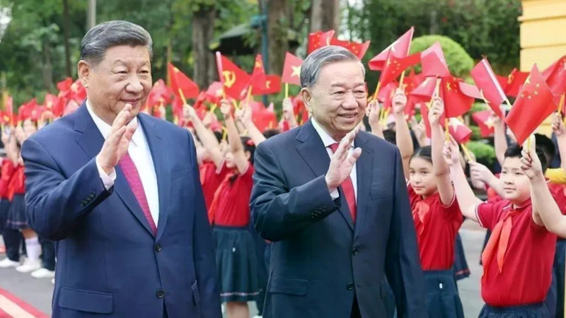 Le secrétaire général du Parti, Tô Lâm (droite), et le secrétaire général et président de la Chine, Xi Jinping, lors de sa visite d'État au Vietnam, le 14 avril 2025. Photo : VNA/CVN.