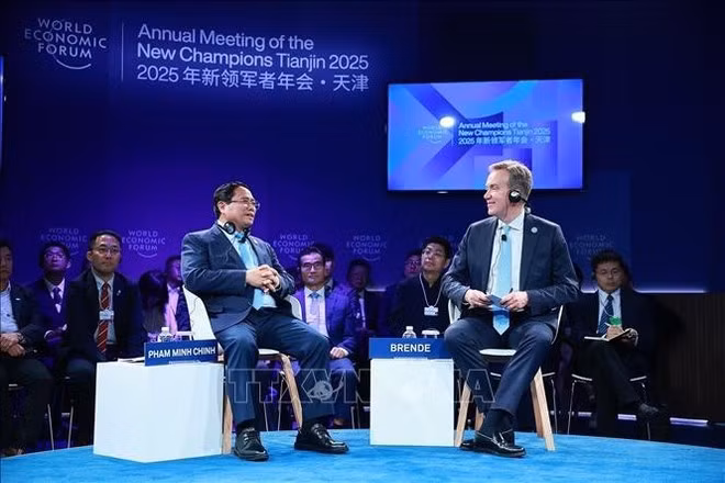 Le Premier ministre Pham Minh Chinh (gauche) au dialogue politique avec le président-directeur général du Forum économique mondial (FEM), Børge Brende. Photo : VNA