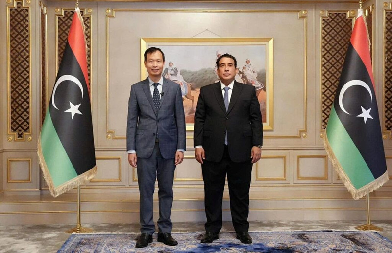 L'Ambassadeur Nguyen Nam Duong (gauche) et le président du Conseil présidentiel libyen, Mohamed al-Menfi. Photo : AME/CVN.