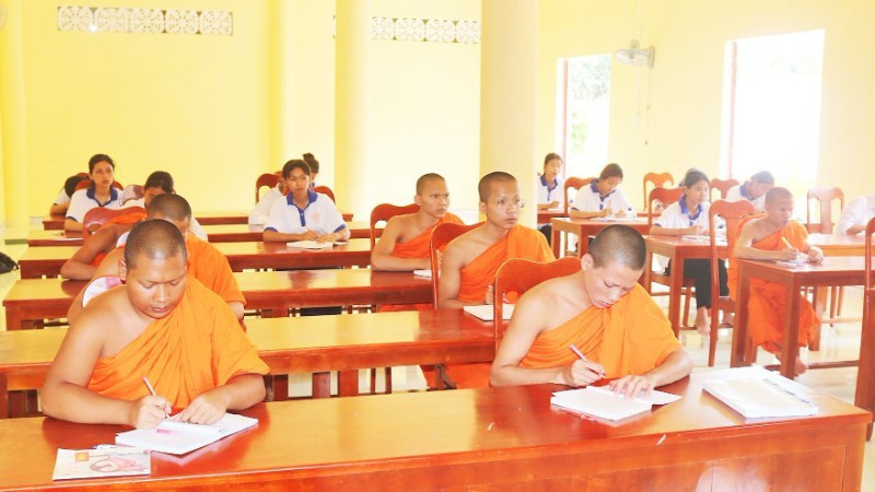 Cours d'été de langue khmère à la pagode Thlot, dans la commune de Nhi Truong, province de Vinh Long.