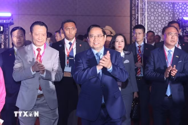 Le Premier ministre Pham Minh Chinh à une session de dialogue de haut niveau du Sommet des affaires et de l’investissement de l’ASEAN (ABIS) 2025. Photo: VNA