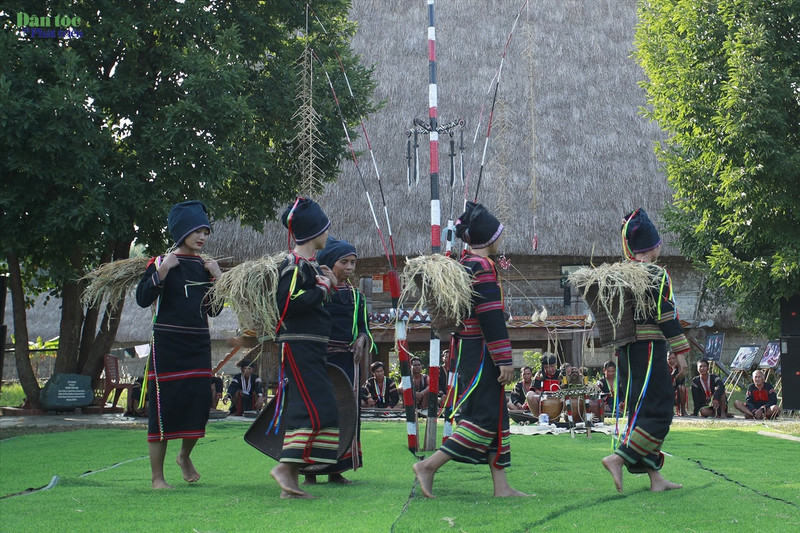 La fête est un lien qui unit la communauté, les familles et les villages, manifestant l’esprit de solidarité et le partage des fruits du labeur après une année de travail acharné.