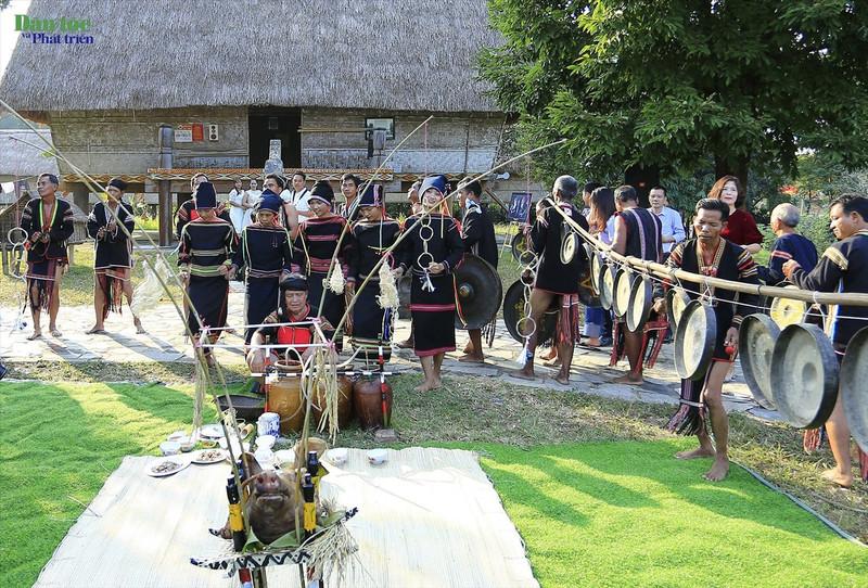 Le rituel comporte des gestes symboliques : le chaman touche sept fois la coupe de vin en bronze, invoque sept divinités.