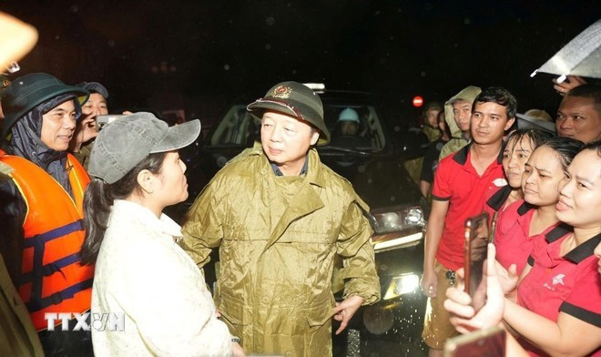 Le vice-Premier ministre rend visite aux habitants du quartier de Phu Xuân. Photo : VNA.