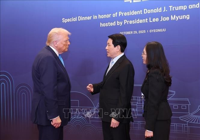 Le président vietnamien Luong Cuong et le président américain Donald Trump (à gauche), à Gyeongju, en République de Corée, le 29 octobre. Photo : VNA
