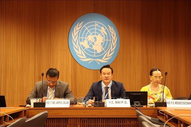 L'ambassadeur Mai Phan Dung, chef de la délégation vietnamienne à Genève (centre) aux discussions. Photo : VNA.