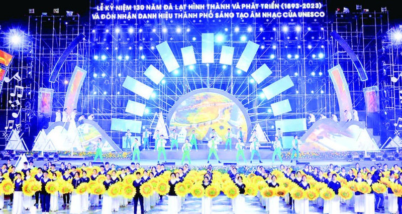 Programme artistique lors de la nuit de réception du titre Da Lat - ville UNESCO de musique créative.