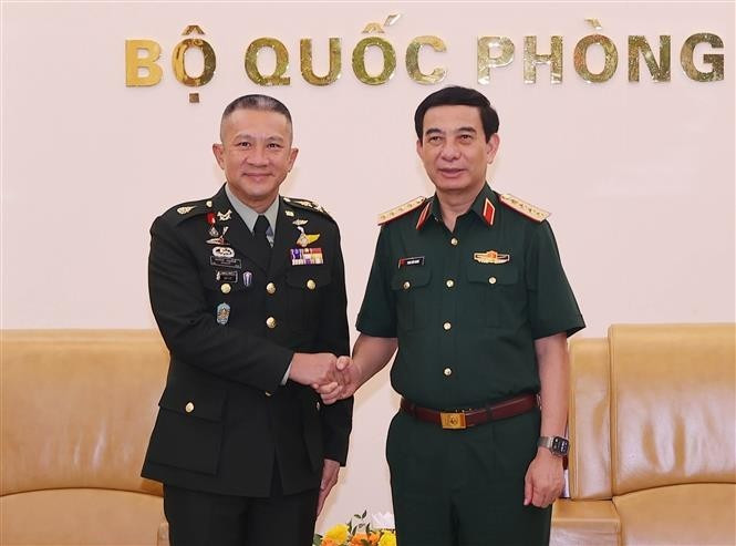 Le général Phan Van Giang (droite) et le général Songwit Noonpackdee. Photo : VNA.