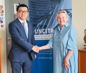 L'ambassadeur Vu Le Thai Hoang et Anna Joubin-Bret, secrétaire de la Commission des Nations Unies pour le droit commercial international (CNUDCI). Photo : VNA.