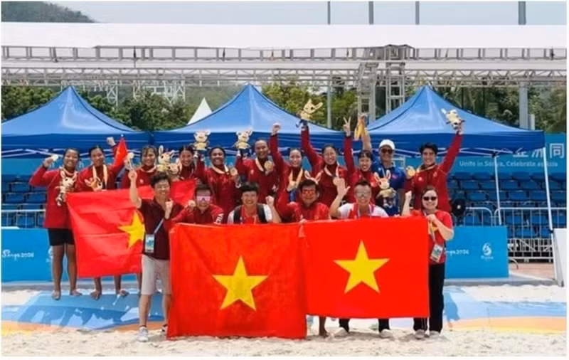 L'équipe féminine vietnamienne de beach handball pose avec ses médailles d'or des Jeux asiatiques de plage de 2026. Photo : CTV/CVN.