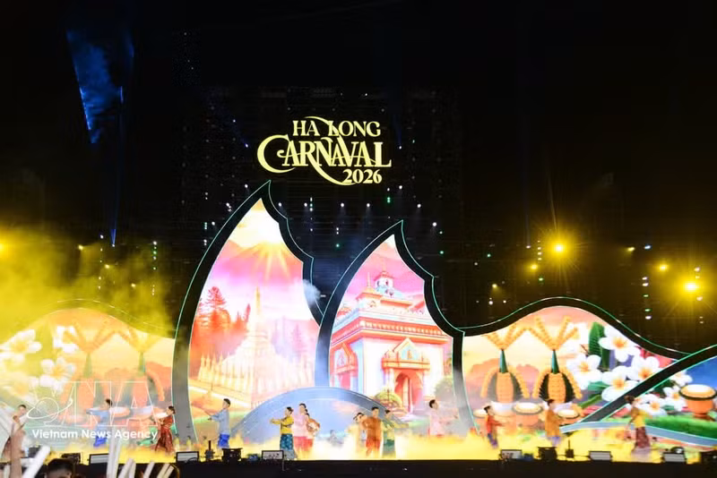 Le Carnaval de Ha Long 2026 a transformé la baie en une scène spectaculaire mêlant technologies modernes et expressions culturelles locales, réunissant pour la première fois les 54 entités de Quang Ninh. Photo : VNA.