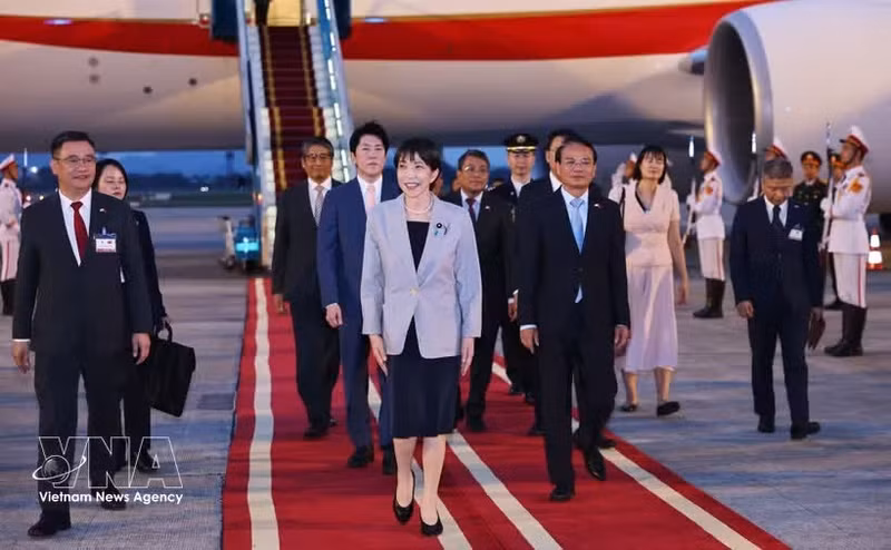 La Première ministre japonaise Takaichi Sanae arrive à Hanoï pour une visite officielle au Vietnam. Photo : VNA.