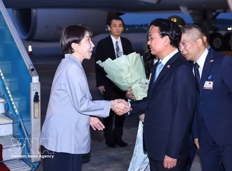 Dang Xuan Phong, ministre et chef du Bureau du gouvernement, accueillie la Première ministre japonaise Takaichi Sanae à l’aéroport international de Noi Bai. Photo : VNA.