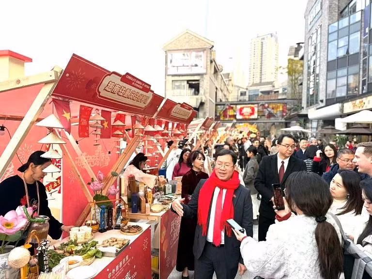 De nombreux amis chinois et internationaux manifestent leur intérêt, s’arrêtent pour découvrir et savourer les saveurs caractéristiques de la gastronomie du Vietnam.