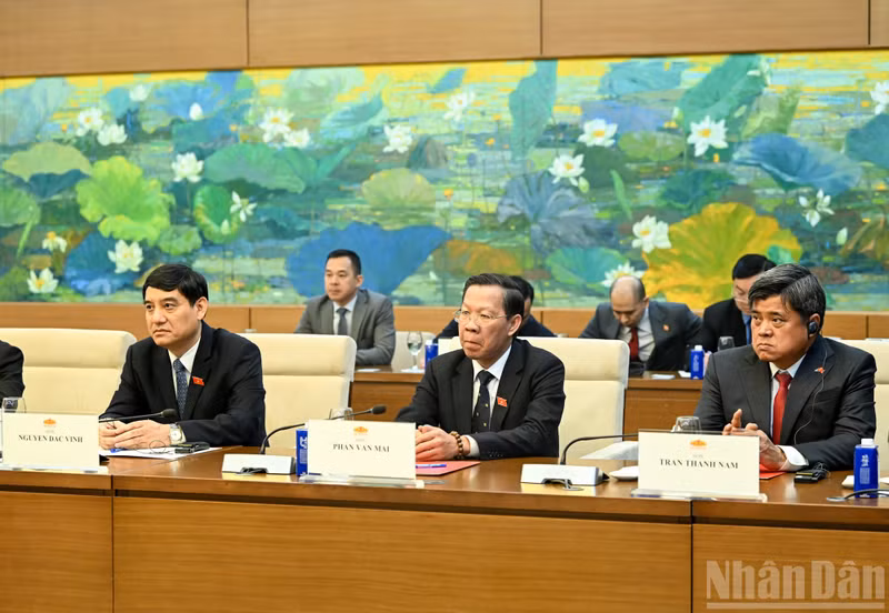 Les députés vietnamiens assistent à l’entrevue. (Photo : Duy Linh)