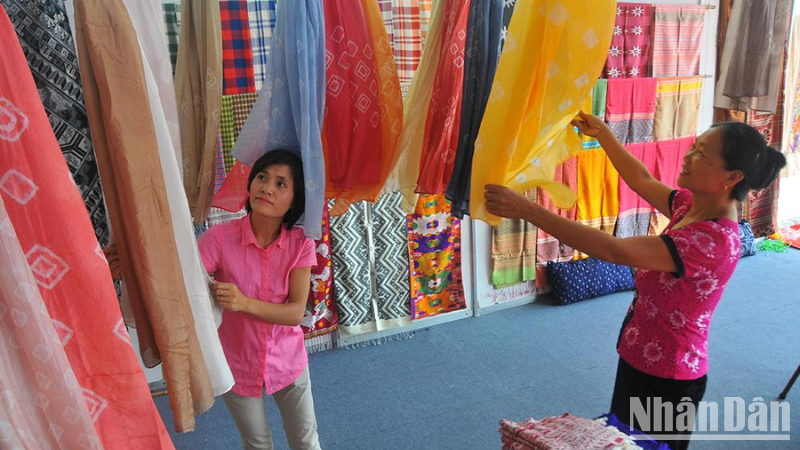 La participation des villages d'artisanat à l'événement esquisse un tableau culturel vivant, reflétant la beauté aux multiples facettes de l'artisanat vietnamien.