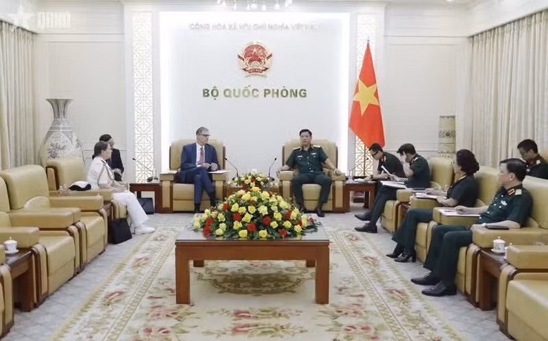 Réception de l'ambassadeur de France au Vietnam, Olivier Brochet. Photo: qdnd.vn