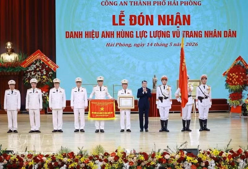 Remise du titre de Héros des Forces armées populaires à la Police de Hai Phong. Photo : VNA.