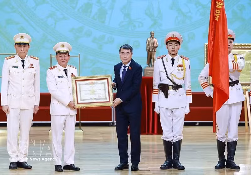 Le chef du gouvernement a remis, au nom des dirigeants du Parti et de l'État, cette distinction prestigieuse à la Police de Hai Phong pour ses réalisations particulièrement exceptionnelles dans le maintien de la sécurité politique et de l'ordre social entre 2015 et 2025. Photo : VNA