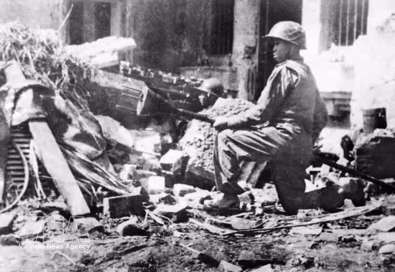 Le soldat Tran Thanh brandit une bombe à trois pointes, prêt à détruire les chars d'ennemis dans les rues d'Hanoï le 23 décembre 1946 – au début de la guerre de résistance nationale. Photo : Archives.