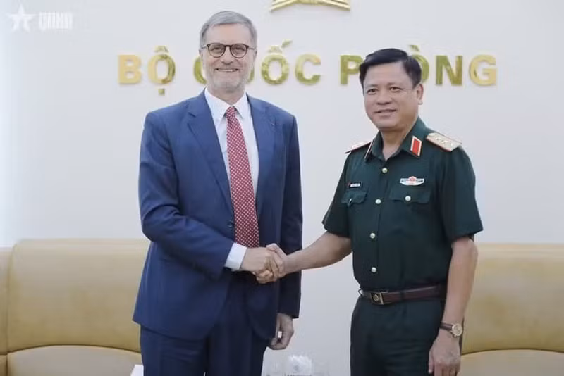 Le vice-ministre de la Défense, Nguyen Truong Thang (droite), et l'ambassadeur de France au Vietnam, Olivier Brochet. Photo : qdnd.vn
