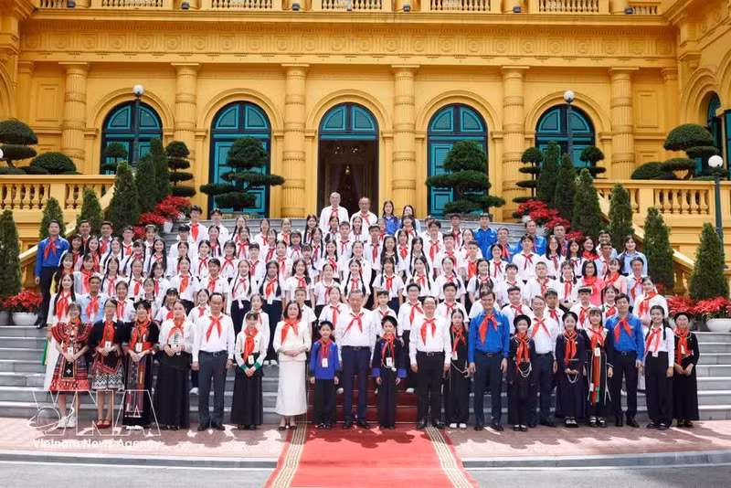 Le secrétaire général du Parti et président To Lam rencontré 85 jeunes pionniers exemplaires venus de l’ensemble du pays. Photo : VNA.