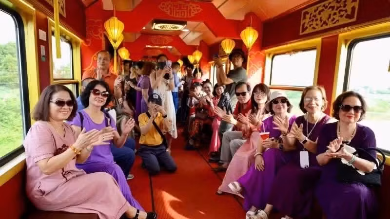 Des voyageurs sur train « Connexion des patrimoines du Centre ». Photo : nhandan.vn