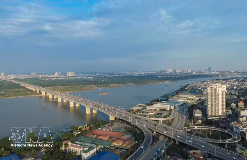 Le plan définit un modèle de développement « multistratifiée, multipolaire et multicentrique », aisant du fleuve Rouge l’axe principal du paysage écologique et culturel de la ville. Photo : VNA.