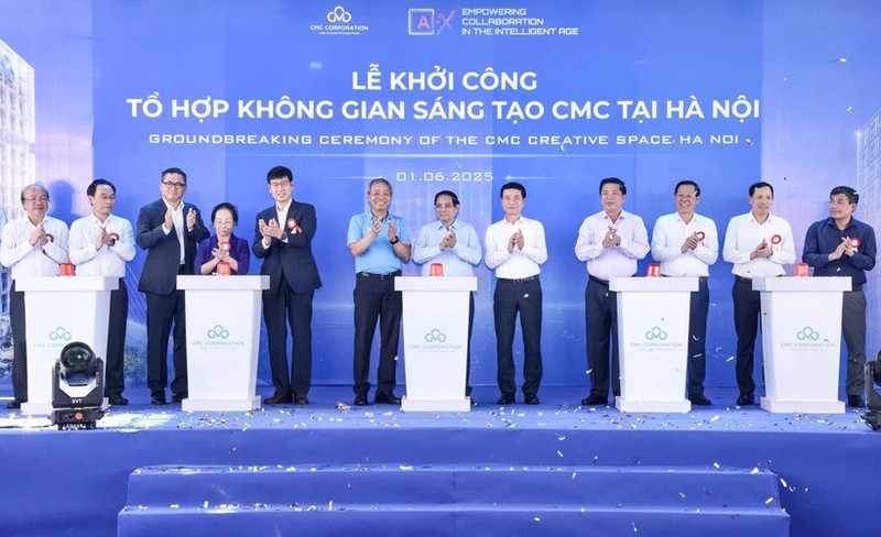 Le Premier ministre Pham Minh Chinh (centre) et les délégués lors de la mise en chantier de l’Espace créatif de CMC à Hanoi (CCS Hanoi), le 1er juin. Photo : VNA.
